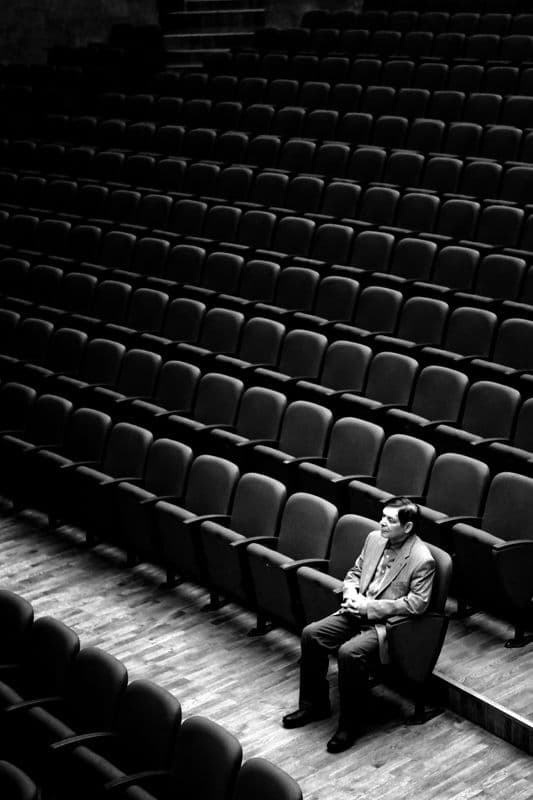 빈 객석에 홀로 앉은 인물